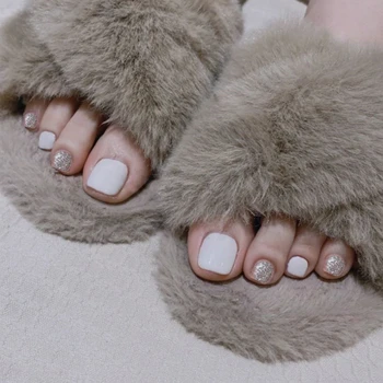 Белые глянцевые искусственные ногти на ногах, модная блестящая пудра, накладные ногти на ногах с клеем, пригодные для носки Короткие накладные ногти на ногах плоской формы